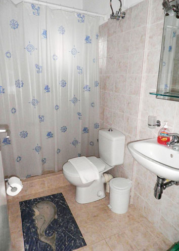 Bathroom in Ivískos Studios