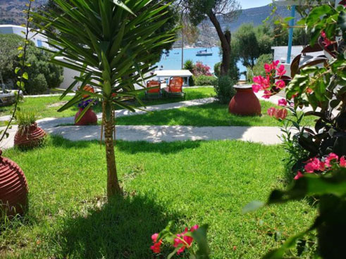 Jardin dans les studios ivískos au bord de la mer