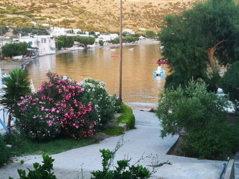 Accommodation in Sifnos next to the beach